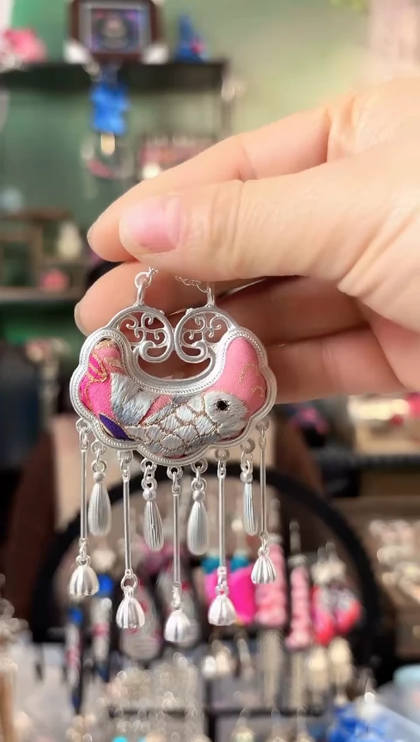 彩云南阁非遗老绣饰品112*