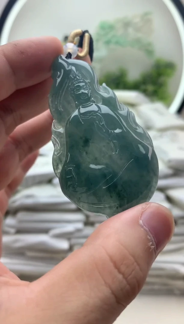 颈饰未镶嵌翡翠素衣观音