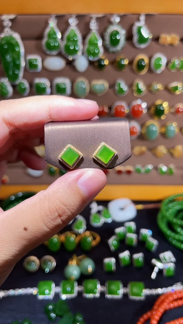 和田玉18K金镶嵌颈饰苹果绿耳钉