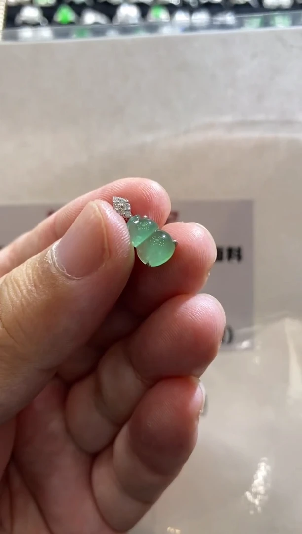 颈饰18K金镶嵌翡翠花*缺收到货48小时鉴赏期（超时不退不换）