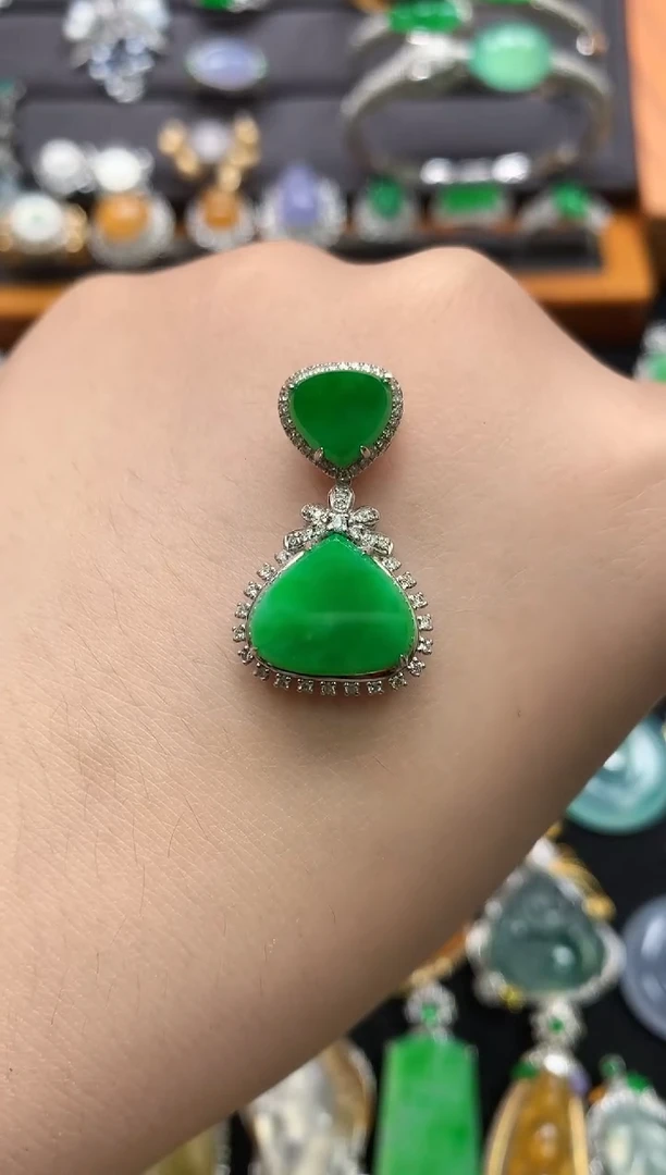 颈饰18K金镶嵌翡翠吊坠