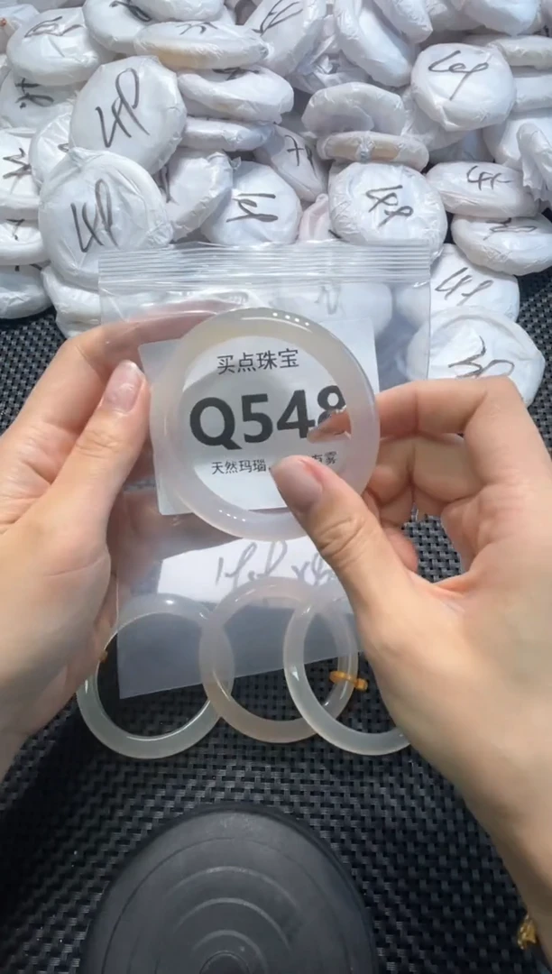 玛瑙/玉髓手镯未镶嵌Q548