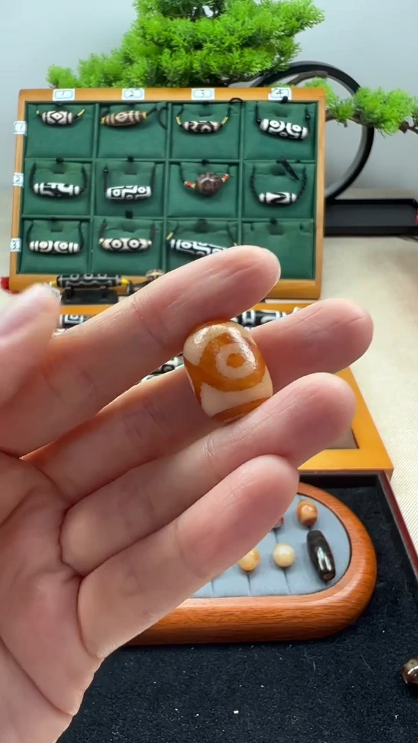 玛瑙/玉髓（覆膜）颈饰未镶嵌雾****?73.（微瑕）