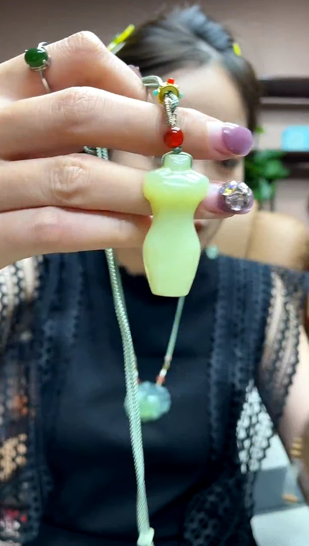 岫玉未镶嵌吊坠·