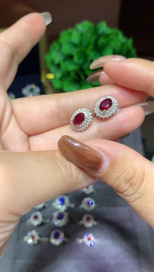 18K金镶嵌戒指红宝石1.5ct