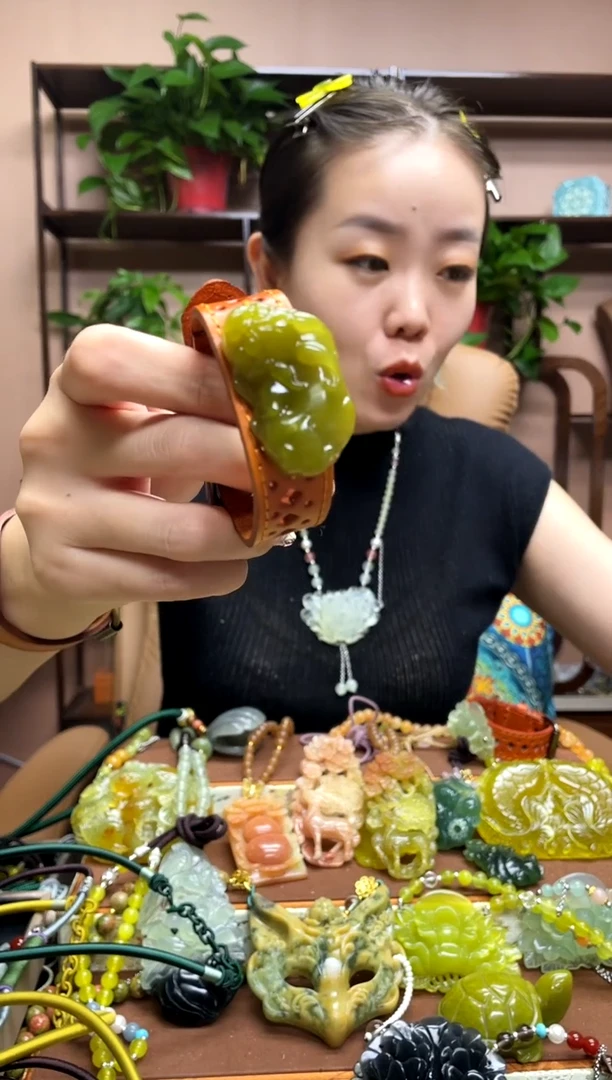 未镶嵌岫玉吊坠多样性发货发其中之一