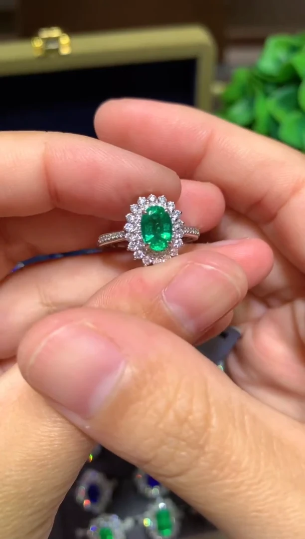 18K金镶嵌戒指祖母绿0.85ct