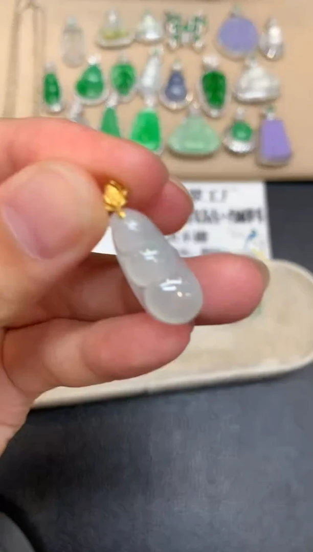 颈饰18K金镶嵌翡翠福豆【无服务费