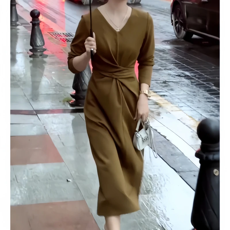 早秋胖mm时尚气质风正肩褶皱纯色连衣裙性感休闲风收腰显瘦连衣裙