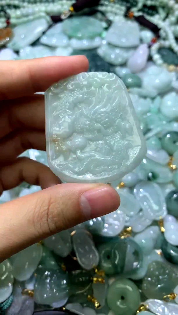 颈饰未镶嵌翡翠龙牌