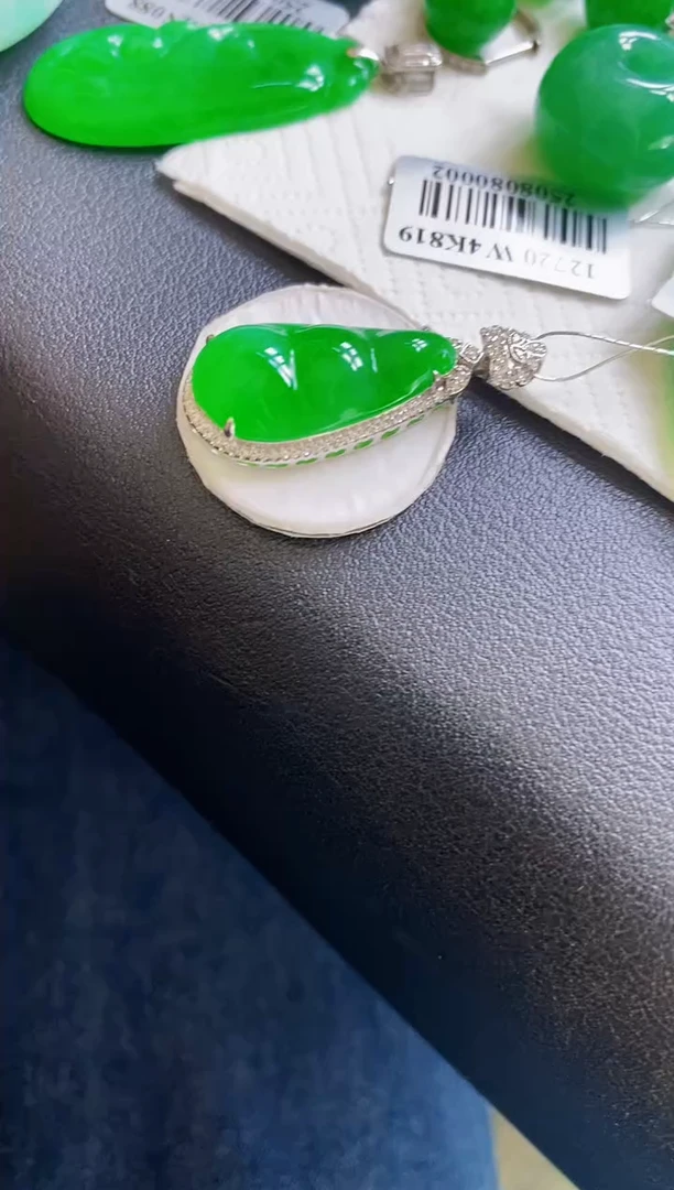 颈饰18K金镶嵌翡翠豆