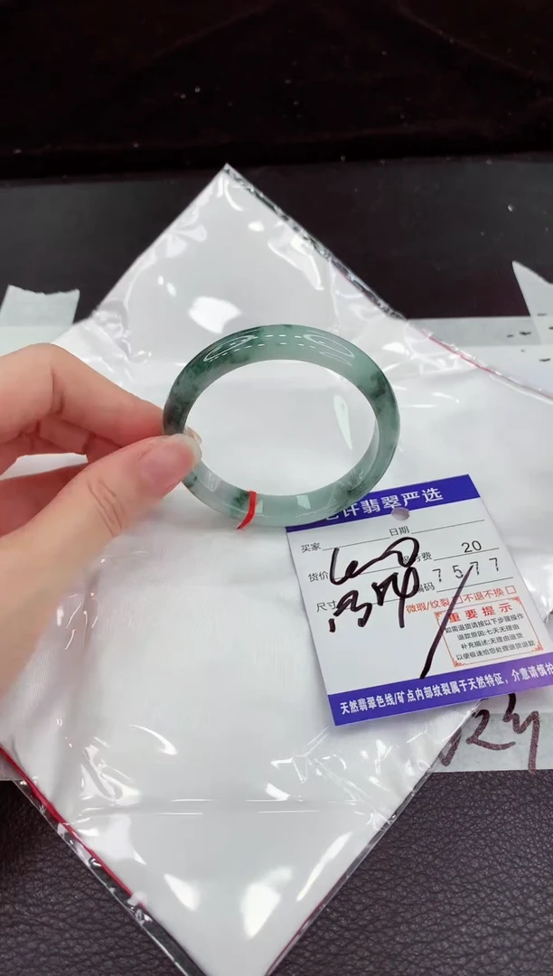 翡翠手镯未镶嵌1