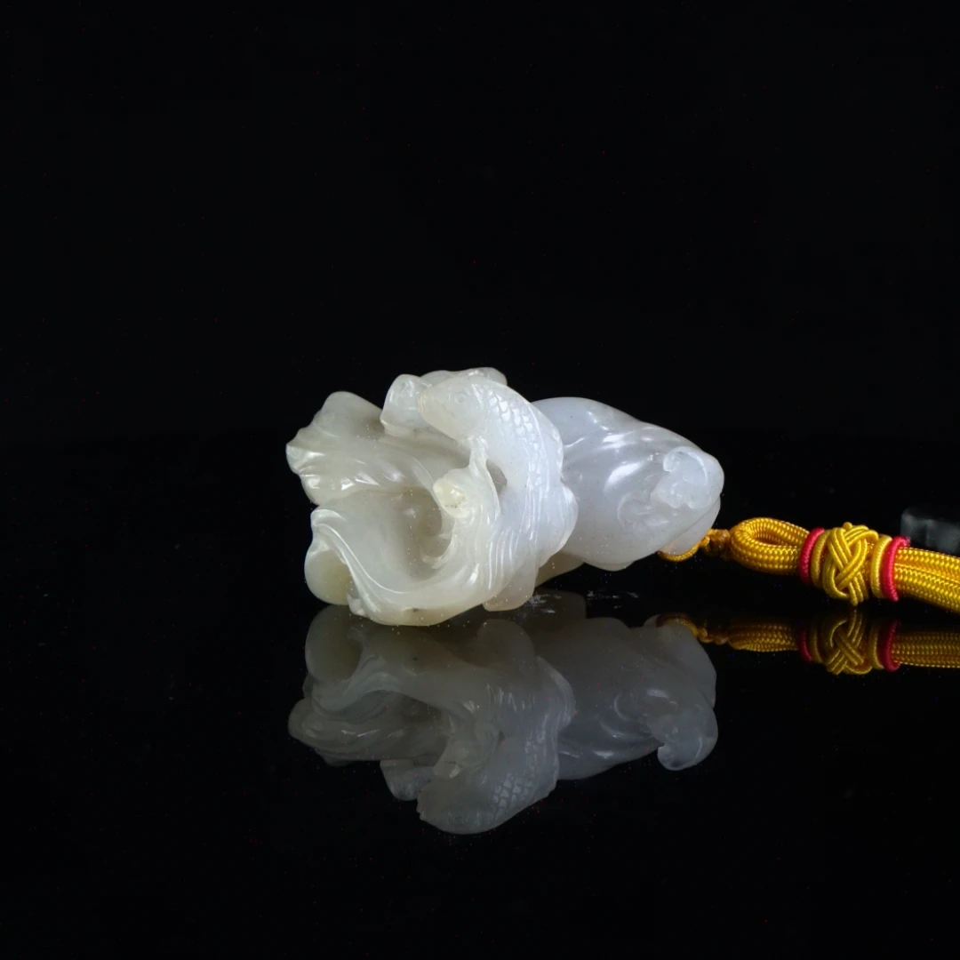 Lot.42.寿山石天蓝冻鲤鱼卷浪手把件70.9克6x5x3.6cm