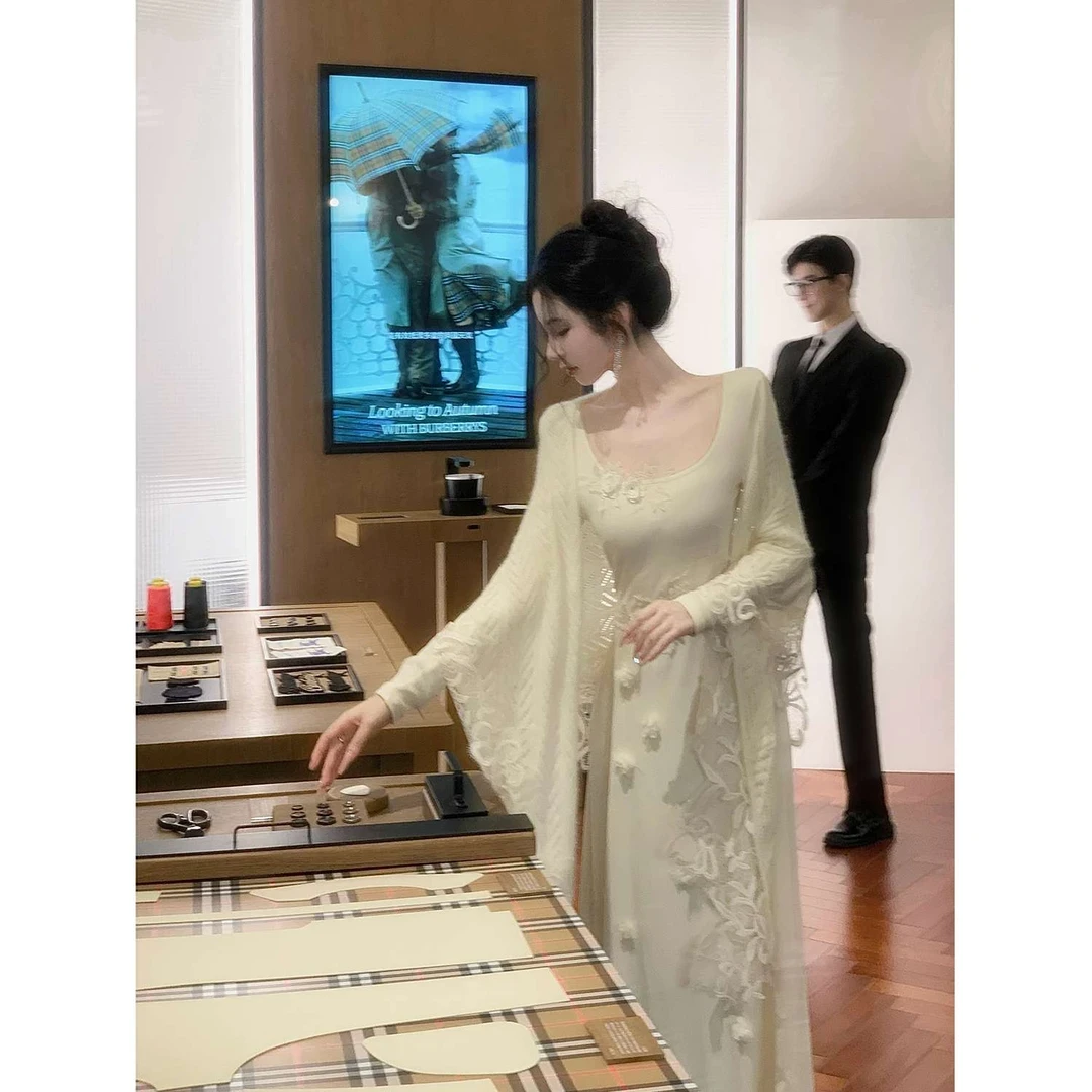 溪溪靓衫佳人秋冬加厚德绒立体花朵温柔白月光长袖连衣裙套装