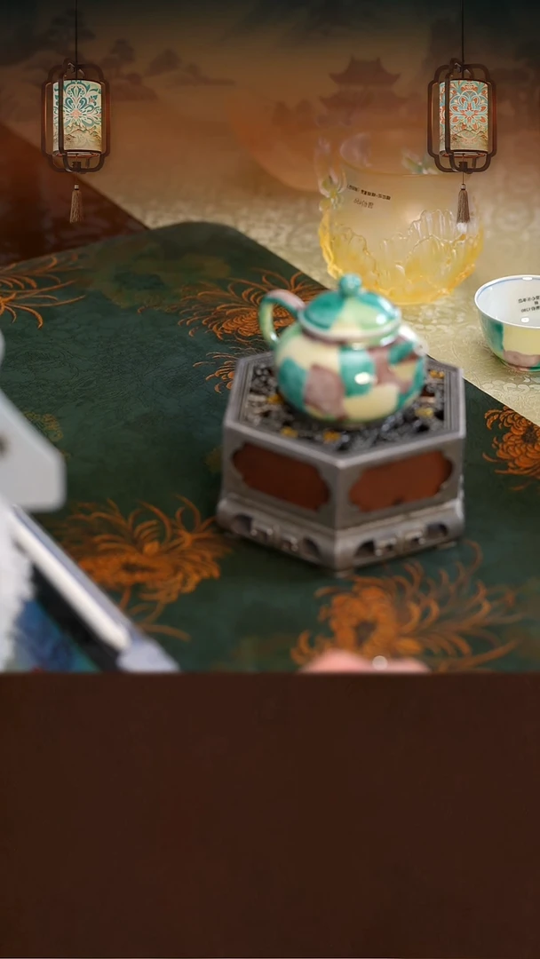 素三彩赏心乐事茶壶