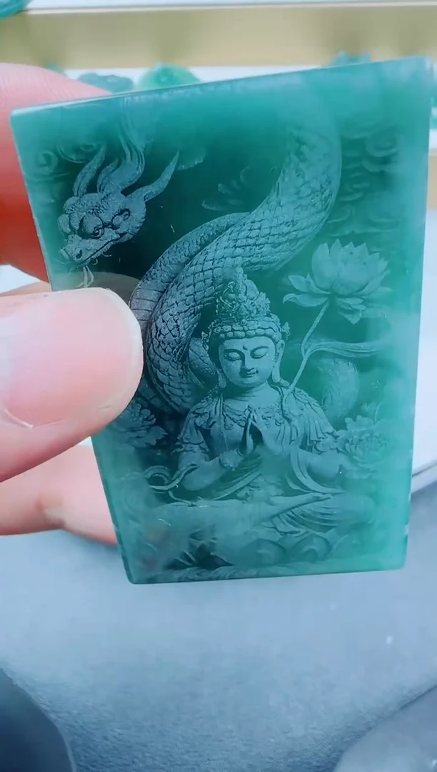翡翠未镶嵌颈饰蛇本命佛