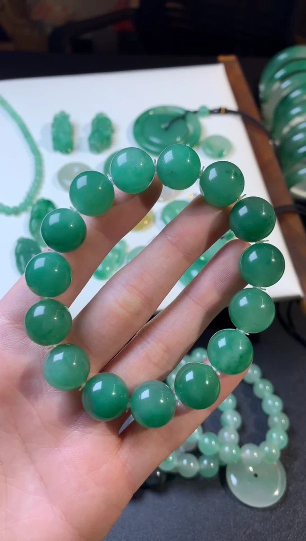 吊坠(不含链)未镶嵌石英质玉（非洲翠）满绿卡14珠串（放漏）