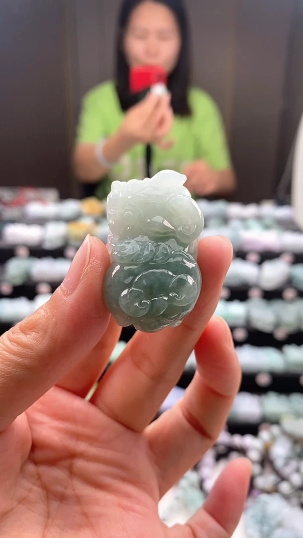 翡翠未镶嵌颈饰霸王貔貅