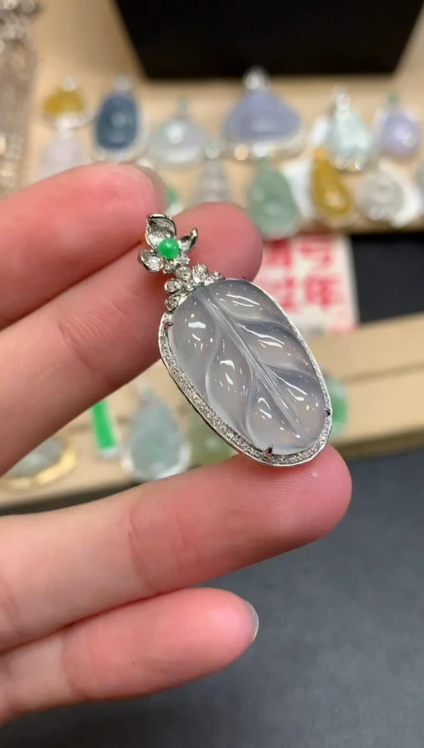 【闪购商品】翡翠颈饰18K金镶嵌叶子【无服务费】