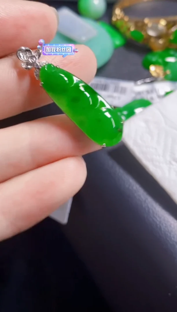 颈饰18K金镶嵌翡翠豆
