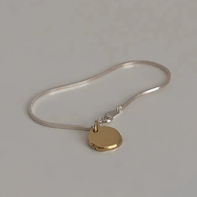 铜合金手镯 小圆牌金色链坠手链女精致小众高级感蛇骨链手镯百搭