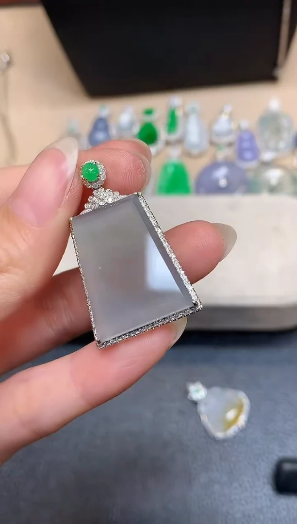 颈饰18K金镶嵌翡翠无事牌【无服务费