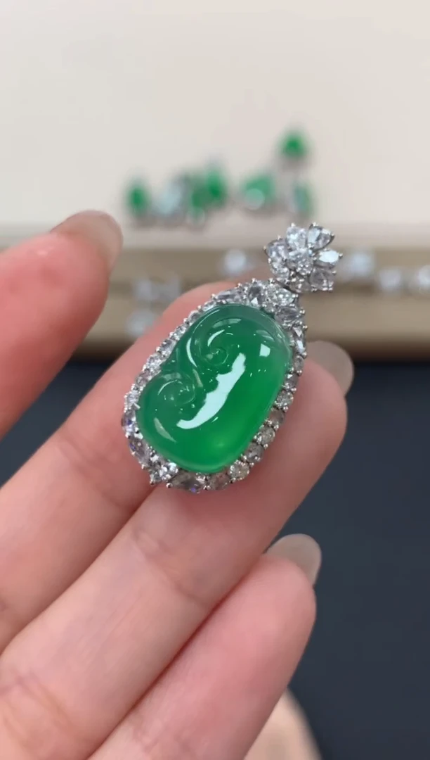 翡翠18K金镶嵌吊坠(不含链)如意吊坠45000