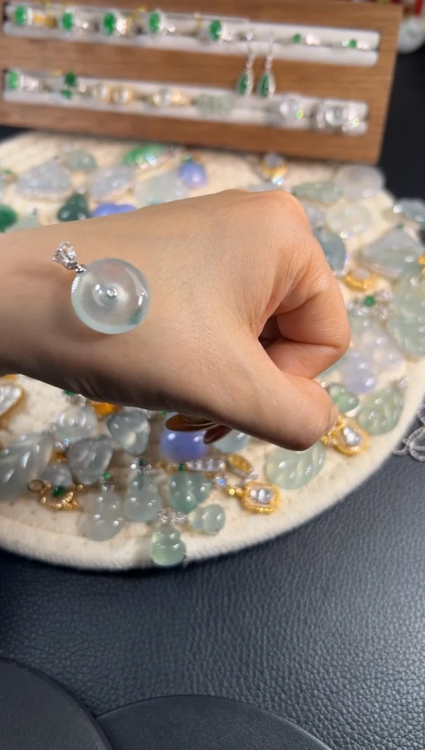 颈饰18K金镶嵌翡翠源头直播间