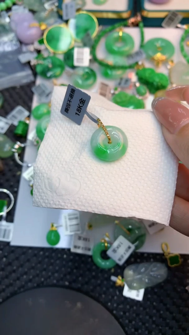 颈饰18K金镶嵌翡翠1