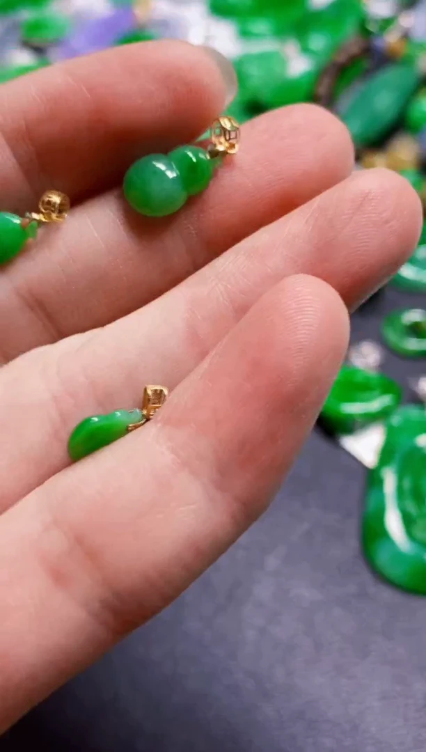 颈饰18K金镶嵌翡翠葫芦多样性发货发1个