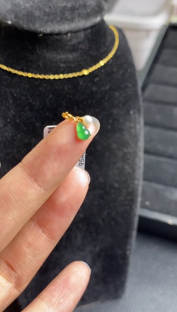 翡翠18K金镶嵌颈饰吊坠