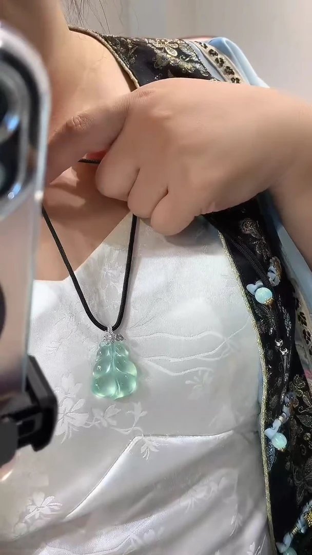 未镶嵌蛇纹石玉颈饰叶子