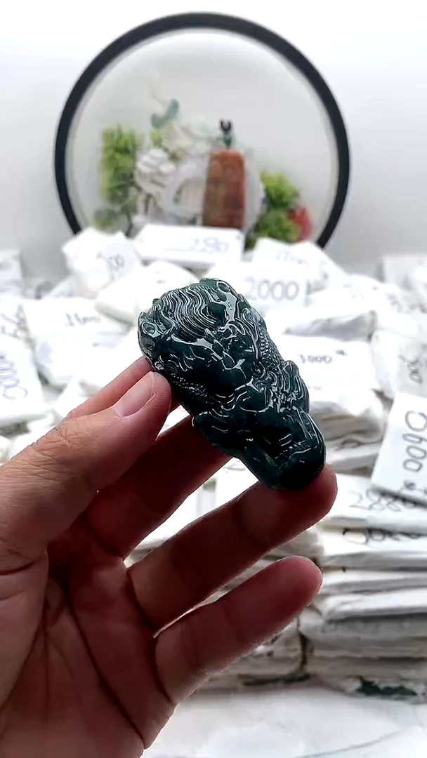 颈饰未镶嵌翡翠龙牌