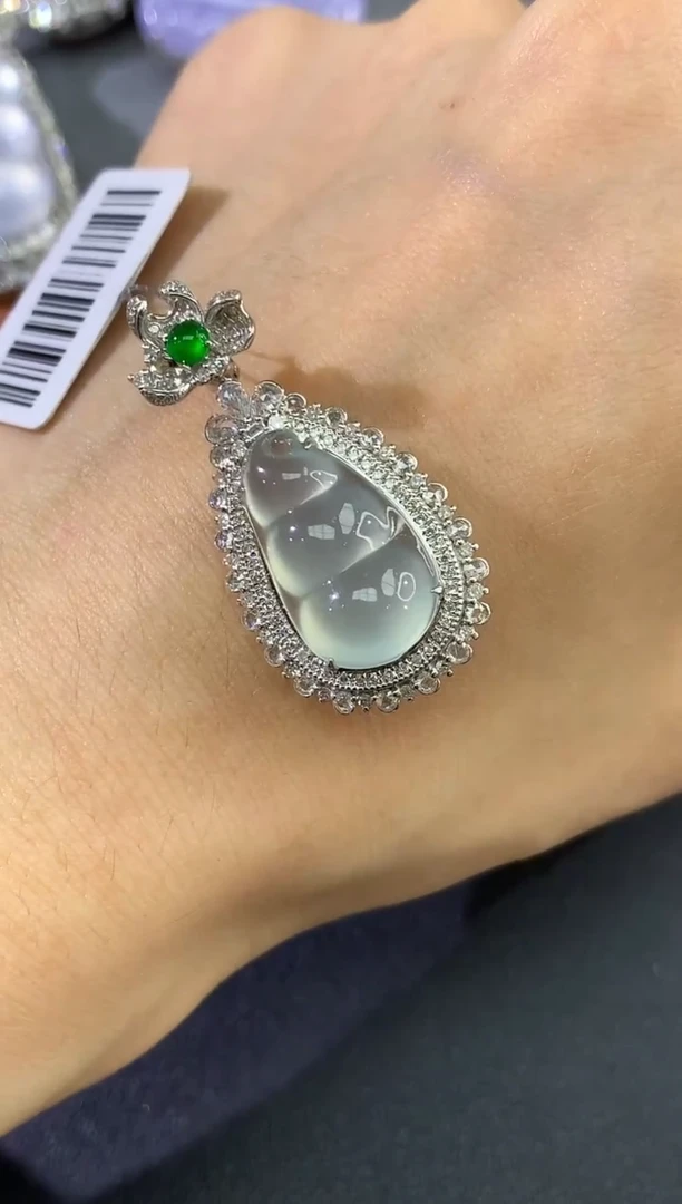 吊坠(不含链)18K金镶嵌翡翠A60 多样性发其一