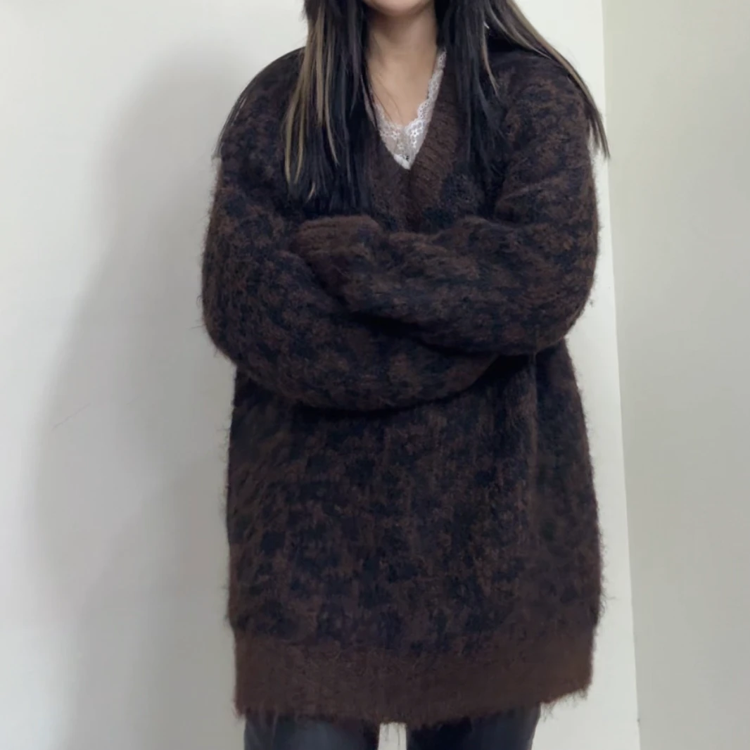 museguhui/木色古汇1839#冬季2024新款v领豹纹显瘦针织衫厚上衣