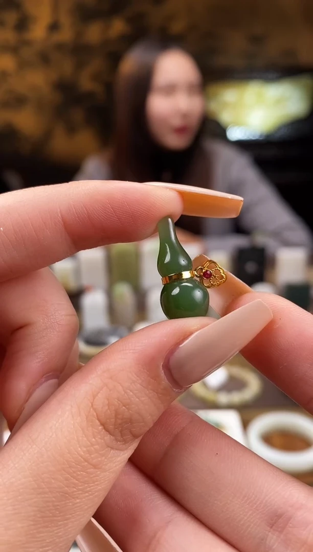颈饰18K金镶嵌和田玉碧玉 葫芦 0.8g用金