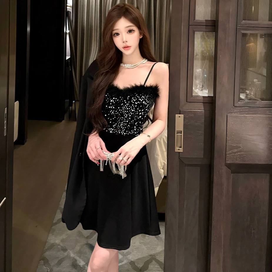 高级感毛毛领亮片吊带小黑裙酒吧辣妹性感高腰露锁骨显瘦连衣裙女