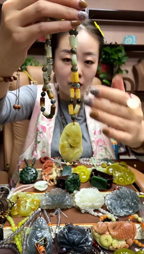 未镶嵌岫玉颈饰·