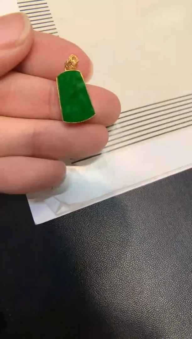 颈饰18K金镶嵌翡翠无事牌