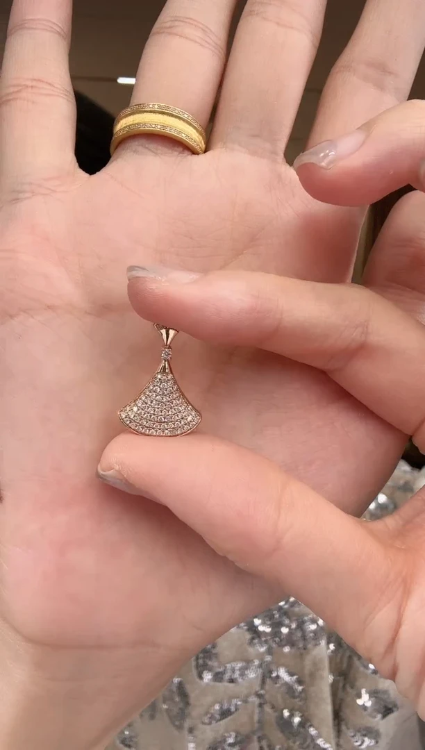 【闪购商品】钻石吊坠(不含链)18K金镶嵌扇形吊坠