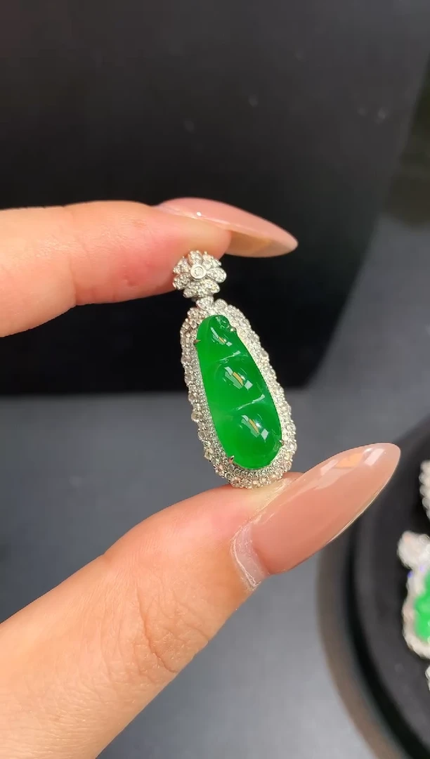 颈饰18K金镶嵌翡翠豆子