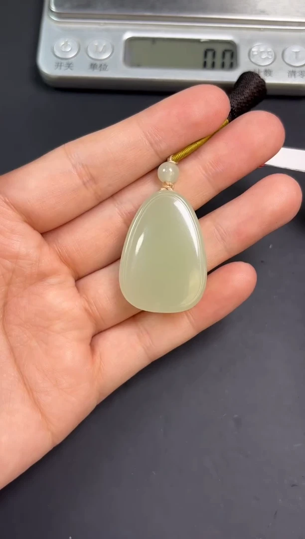 【闪购商品】和田玉吊坠(赠链)未镶嵌且末微色差迪克兰吊坠