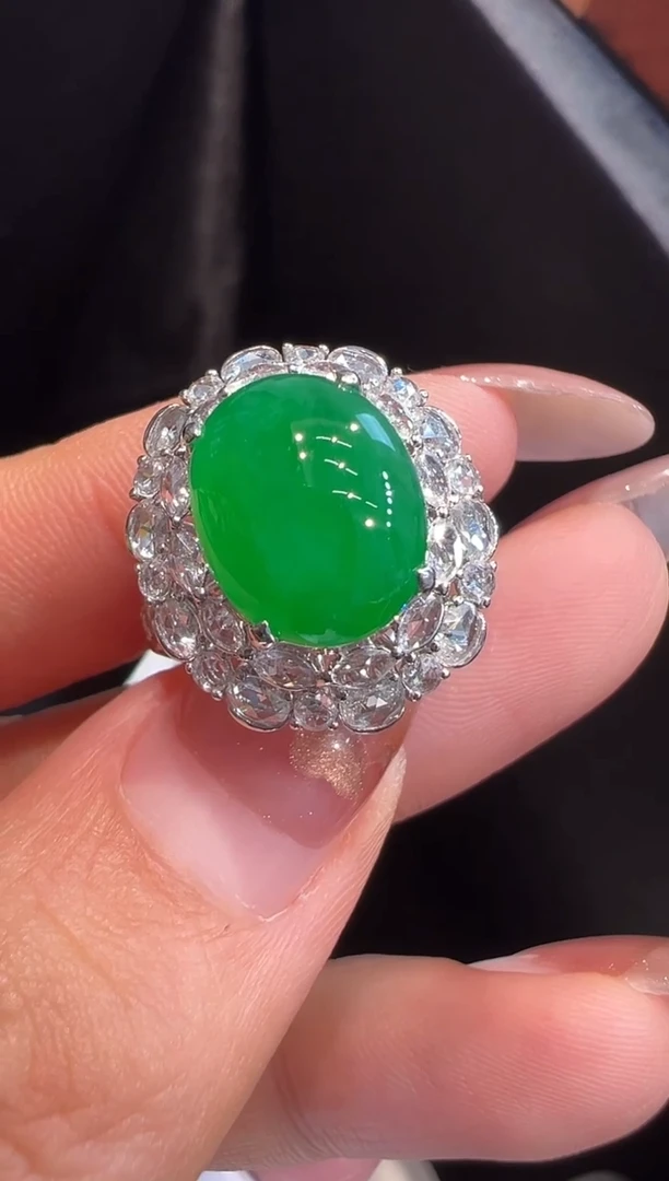 18K金镶嵌戒指翡翠戒指