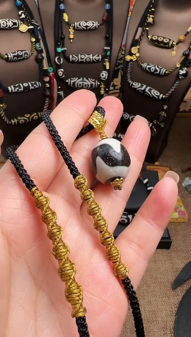 未镶嵌项链玛瑙/玉髓黑白牙牙达落吊坠