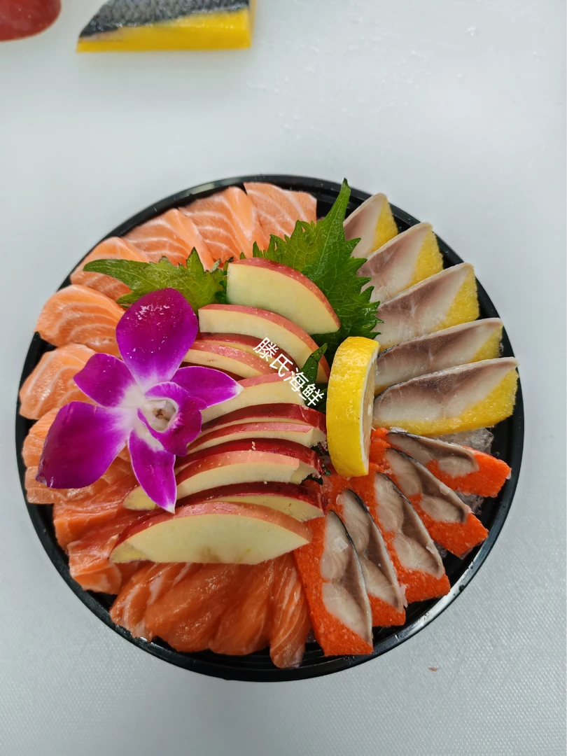 三文鱼12片，鹅肝6片配苹果，希鲮鱼10片