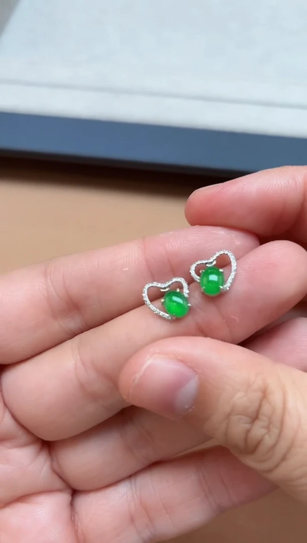 颈饰18K金镶嵌翡翠蛋面