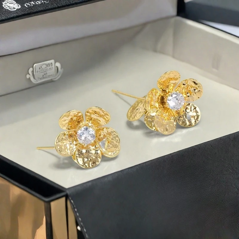 米梵缇 铜合金耳饰 法式轻奢高级感双花相拥锤纹镶时尚气质耳环女