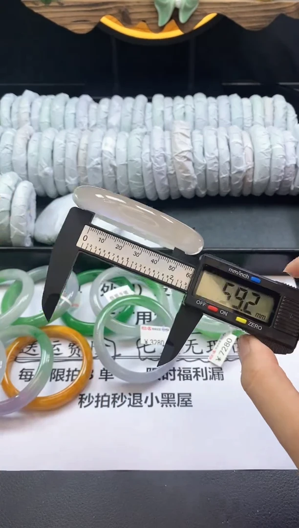 翡翠手镯未镶嵌8