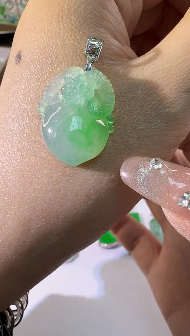 【闪购商品】翡翠颈饰18K金镶嵌缅甸翡翠A货挂件
