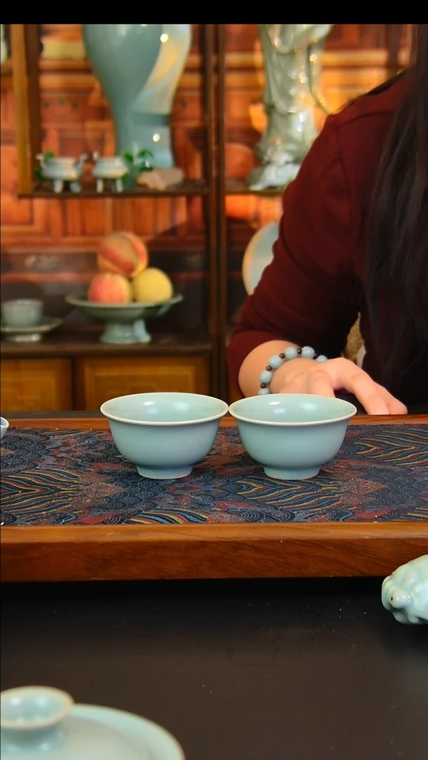 瓷片仿古釉压手杯一对，全品